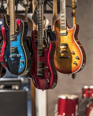 Arka arkaya takılan akustik gitarlar, seçici odak, yakın çekim