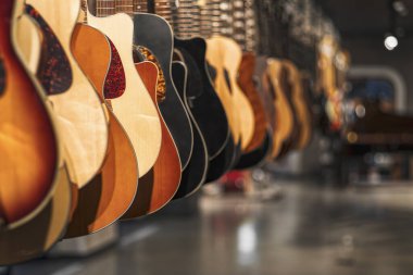 Arka arkaya takılan akustik gitarlar, seçici odak, yakın çekim