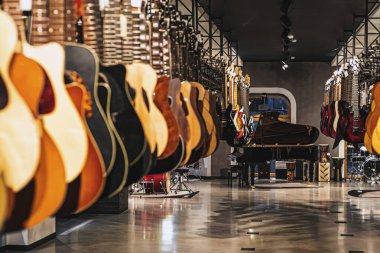 Arka arkaya takılan akustik gitarlar, seçici odak, yakın çekim