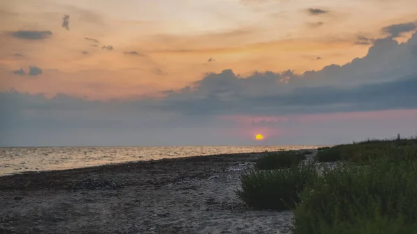 Karadeniz üzerinde bulutlu bir gökyüzünde gün batımı. Kırım Yarımadası, Evpatoria şehri.