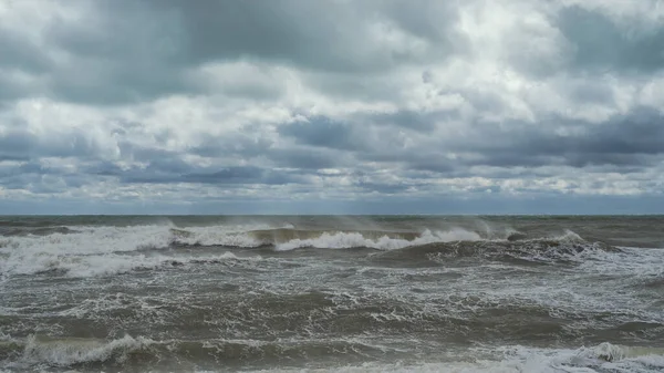 Olas Del Mar Tiempo Ventoso Contra Cielo Nublado Nublado Luz — Foto de Stock