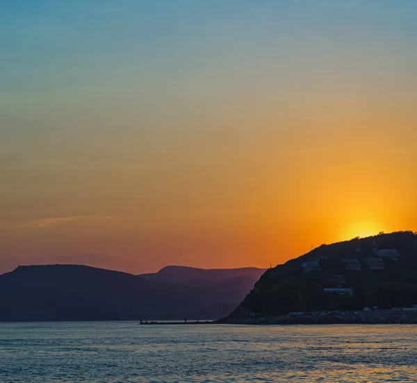 Karadeniz üzerinde bulutlu bir gökyüzünde gün batımı. Novorossiysk. Shirokaya Köyü Balka