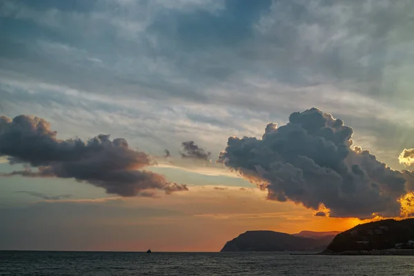 Karadeniz üzerinde bulutlu bir gökyüzünde gün batımı. Novorossiysk. Shirokaya Köyü Balka