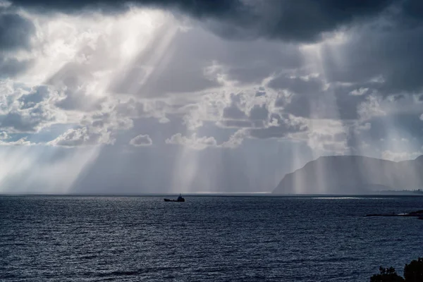 Güneşin ışınları Karadeniz kıyısındaki bulutların arasından geçiyor. Novorossiysk. Shirokaya Köyü Balka