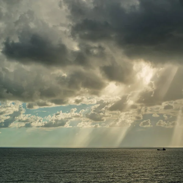 Raios Sol Através Das Nuvens Sobre Costa Mar Negro Novorossiysk — Fotografia de Stock