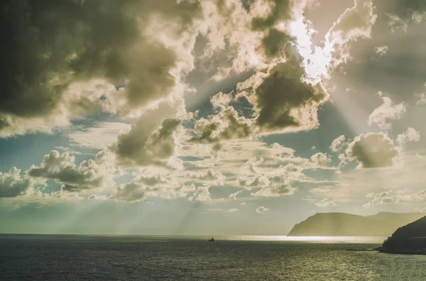 Güneşin ışınları Karadeniz kıyısındaki bulutların arasından geçiyor. Novorossiysk. Shirokaya Köyü Balka