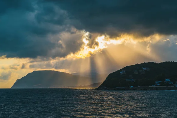 Karadeniz üzerinde bulutlu bir gökyüzünde gün batımı. Novorossiysk. Shirokaya Köyü Balka