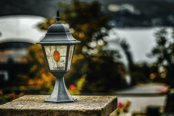 Beau Lampadaire Dans Jardin Soir Sur Piédestal Pierre — Photo