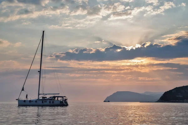 Gün batımında denizde yat. Yatçılık, lüks yelkencilik teması. Aile tatili