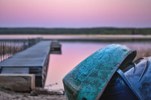 Viejos Botes Remos Invertidos Orilla Fondo Del Muelle Del Lago — Foto de Stock