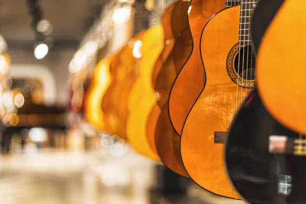 Arka arkaya takılan akustik gitarlar, seçici odak, yakın çekim