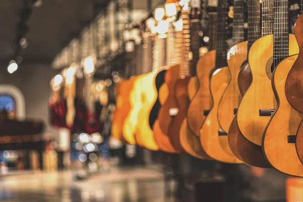Arka arkaya takılan akustik gitarlar, seçici odak, yakın çekim