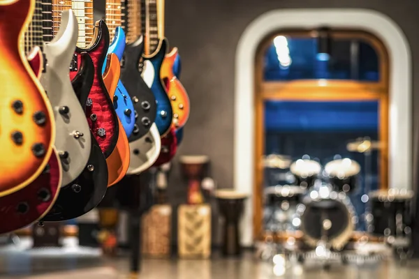 Arka arkaya takılan akustik gitarlar, seçici odak, yakın çekim