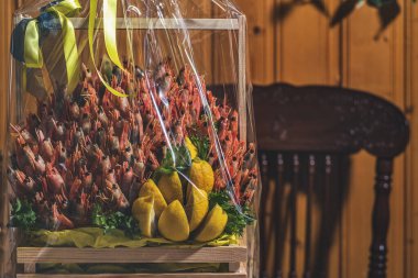 Büyük, iştah açıcı haşlanmış karides yığını düzgünce katlanmış, yakın plan.