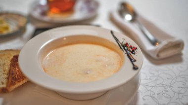 Restoran masasında bir tabak balık çorbası püre olmuş.