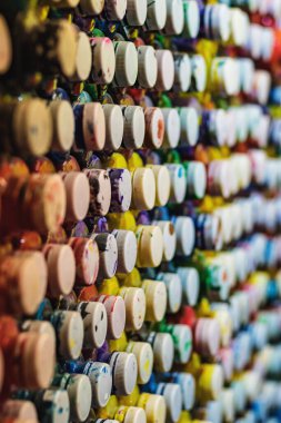 Birçok boya kutusunun arka planı, kapakları sıraya dizilmiş, yakın plan.