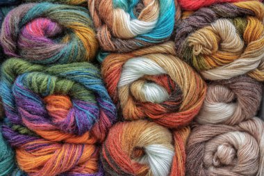 Çok renkli yün yumakları var. Renkli iplik toplarının arka planı. Nakış. Nakış. Örgü örüyorum. Hobiler ve eğlence..