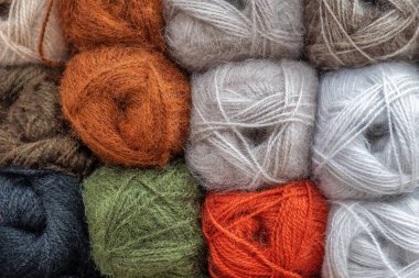 Çok renkli yün yumakları var. Renkli iplik toplarının arka planı. Nakış. Nakış. Örgü örüyorum. Hobiler ve eğlence..