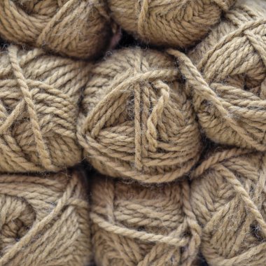 Çok renkli yün yumakları var. Renkli iplik toplarının arka planı. Nakış. Nakış. Örgü örüyorum. Hobiler ve eğlence..