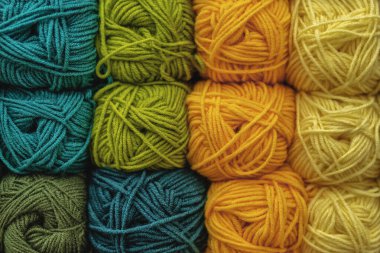 Çok renkli yün yumakları var. Renkli iplik toplarının arka planı. Nakış. Nakış. Örgü örüyorum. Hobiler ve eğlence..