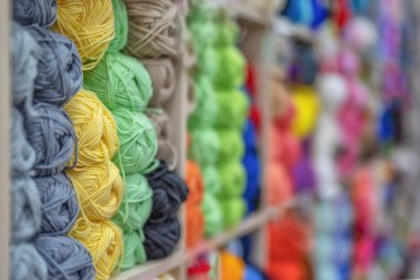 Çok renkli yün yumakları var. Renkli iplik toplarının arka planı. Nakış. Nakış. Örgü örüyorum. Hobiler ve eğlence..