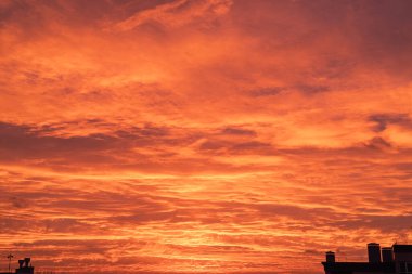 Sabah gökyüzü. Şafağın renklerinde, güzel, bulutlu bir gökyüzü ve doğal ışıkla birlikte manzara..