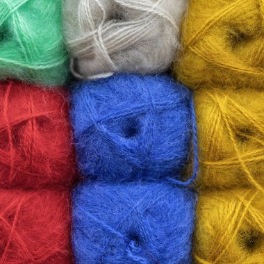 Çok renkli yün yumakları var. Renkli iplik toplarının arka planı. Nakış. Nakış. Örgü örüyorum. Hobiler ve eğlence..