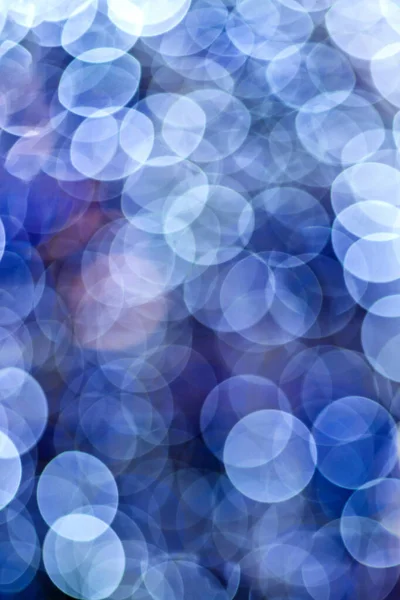 Soyut düzensiz bokeh, farklı renklerde çelenkler, yakın plan.