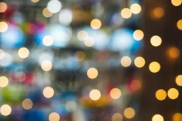 Soyut düzensiz bokeh, farklı renklerde çelenkler, yakın plan.