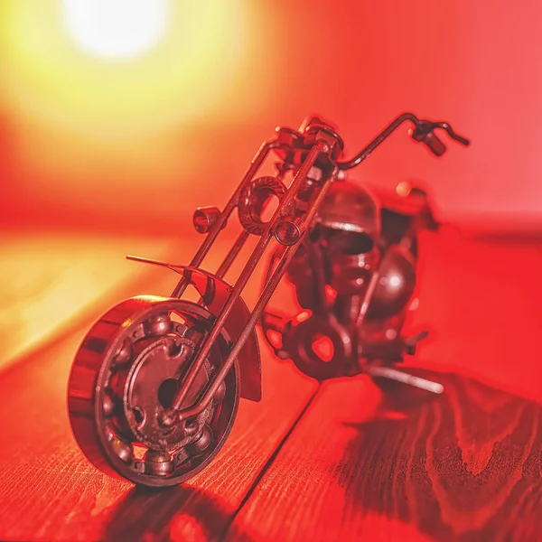 Bir motosiklet. Hafif arka planda oyuncak metal motosiklet, yakın plan..
