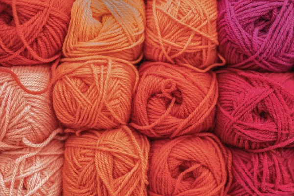 糸の多色のウールボール 色糸玉の背景 編み物 趣味とレジャー ロイヤリティフリーのストック画像