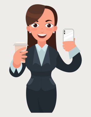 Bir fincan kahve ve smartphone ile güzel mutlu iş kadını. Komik karikatür kadın düz vektör tarzı resimde. İş kadını ifade