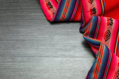 Ahşap tablo arka planı için renk masa örtüsü. Kumaş dokusu. Ahşap doku. Üstten Görünüm. Metin için yer. Tasarım şablonu