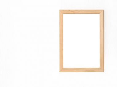 Hafif ahşap çerçeve beyaz duvarda asılı resim için. Tasarım şablonu       