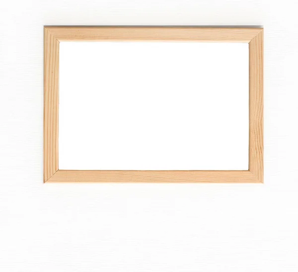 Cadre en bois léger pour l'image accrochée au mur blanc. Modèle pour la conception — Photo