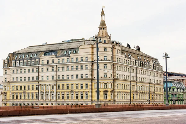 Hotel Baltschug Kempinski no centro de Moscou na manhã de primavera — Fotografia de Stock