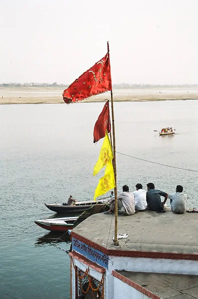 Łodzi na rzece Ganges w pobliżu święte Ghaty z ludźmi w Varanasi w Indiach wcześnie rano — Zdjęcie stockowe