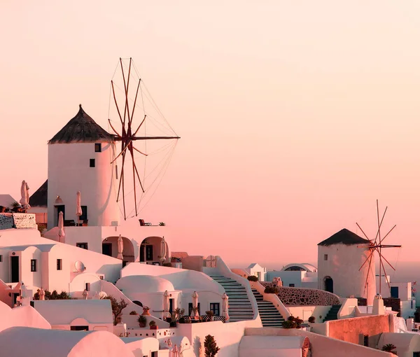 Beyaz binalar ve Santorini Adası Oia, Yunanistan batımında vintage yel değirmenleri ile güzel klasik peyzaj
