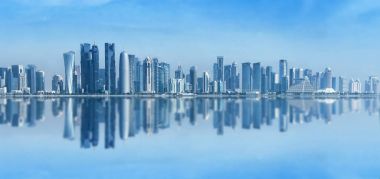 Batı Körfezi 'nden Doha' nın finans merkezine panoramik bir bakış. Doha, Arap devleti Katar 'ın başkenti ve en büyük şehri olan Basra Körfezi kıyısında bir şehirdir.