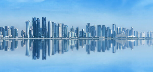 Вид на финансовый центр Мбаппе со стороны залива Уэст. Доха - город на побережье Персидского залива, столица и крупнейший город арабского государства Катар, панорамный пейзаж