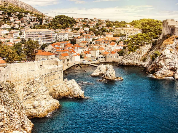 Szemközti nézet a régi erőd, és a negyed-Dubrovnik, Horvátország-egy szép napsütéses napon. Az előtérben egy öböl az Adriai-tenger — Stock Fotó