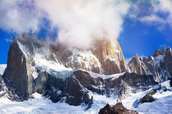 Vista Panorámica Del Monte Fitz Roy Cielo Azul Nublado Parque —  Fotos de Stock