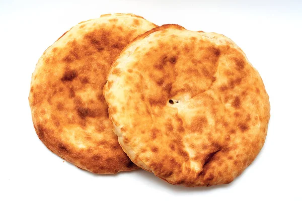 Δύο Πίτες Ψωμί Απομονώνονται Λευκό Φόντο Απλό Ψωμί Άνω Όψη — Φωτογραφία Αρχείου
