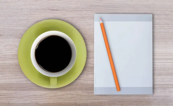 Grüne Kaffeetasse, Notizbuch, auf Holztisch — Stockfoto