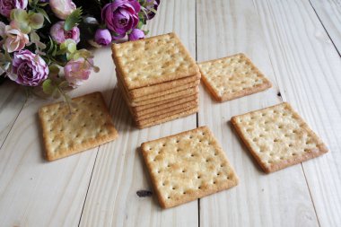 şeker kraker bisküvi aperatif ve ahşap arka plan üzerinde