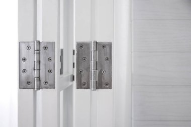 Beyaz arka plan üzerinde kapı menteşeleri 