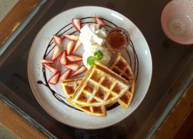 Çilek gözleme ve bal ve dondurma 