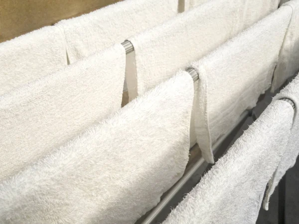 Čistě bílý ručník visí na šňůru na prádlo — Stock fotografie