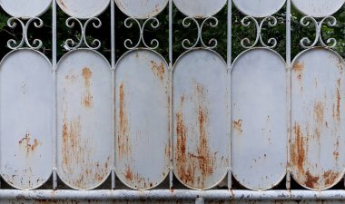 Eski çit Brown çürümeyle metal bir yüzeye 