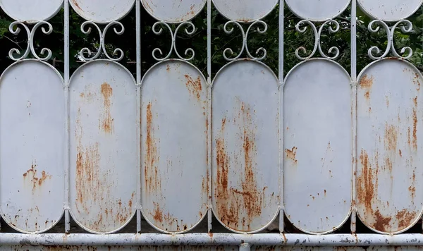 Eski çit Brown çürümeyle metal bir yüzeye 